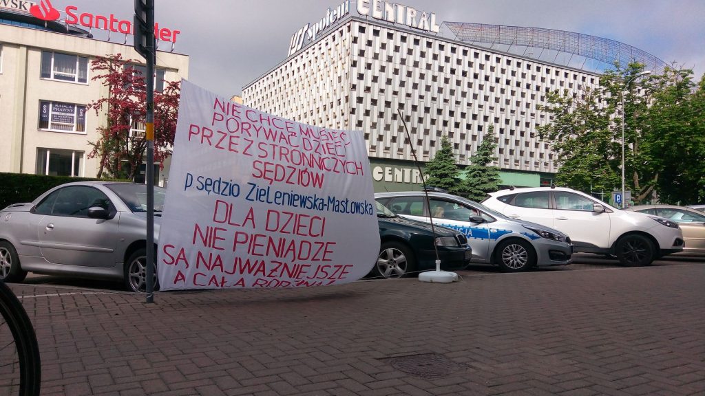 Protest przed Sądem Okręgowym w Białymstoku